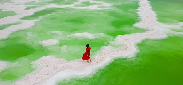 Da Qaidam Emerald Lake — plateau jade, dreamlike colorful salt lakes